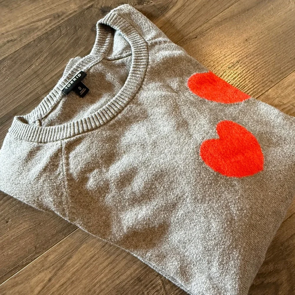Torrid Grey Cotton Love Heart Graphic Raglan Sleeve‎ Sweater Size 0 Large
